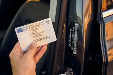 Porównanie identycznego 17-znakowego numeru VIN na pojeździe i w dokumentach