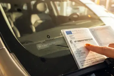 Porównanie numeru VIN Renault na samochodzie i w dowodzie rejestracyjnym
