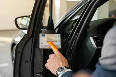 Porównywanie 17-znakowego numeru VIN BMW na słupku B z dokumentacją pojazdu przed użyciem dekodera