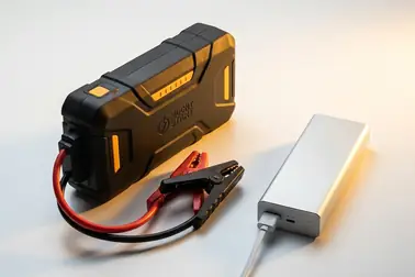 Powerbank rozruchowy z przewodami i zaciskami obok zwykłego powerbanku USB