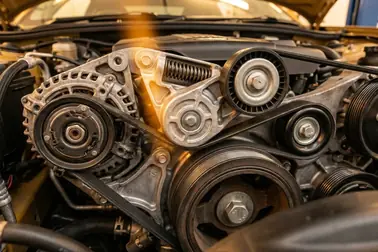 Przebieg paska osprzętu przez alternator, napinacz i rolki prowadzące