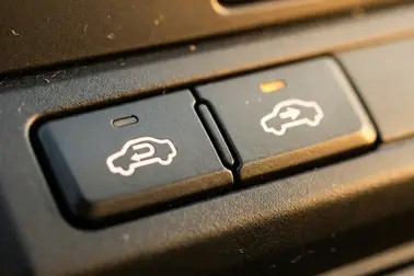 Przyciski obiegu zamkniętego i dopływu powietrza zewnętrznego na panelu samochodu