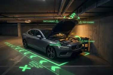 Samochód na parkingu podziemnym z otwartą maską i ograniczonym dostępem