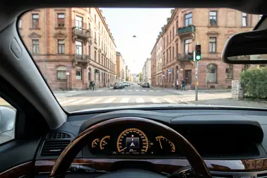 Samochód przejeżdżający przez skrzyżowanie wewnątrz strefy ograniczonej prędkości do 30 km/h