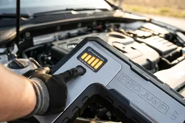 Sprawdzanie poziomu naładowania powerbanku rozruchowego przed próbą odpalenia