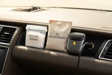 Wkład z pojemnikiem, woreczek regenerowalny i mały osuszacz elektryczny stosowane w samochodzie