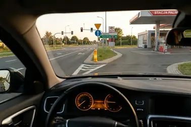 Wyjazd ze stacji paliw oraz klasyczne skrzyżowanie - porównanie elementów drogi