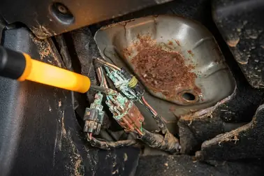 Złącza elektryczne i blacha podłogi kontrolowane po zalaniu samochodu