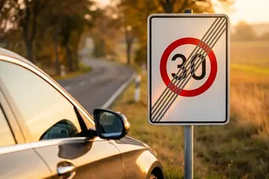 Znaki B-43 i B-44 oznaczające początek oraz koniec strefy ograniczonej prędkości do 30 km/h
