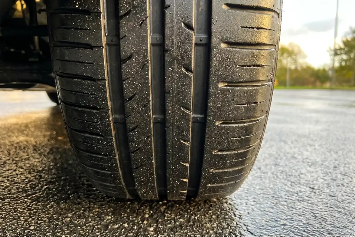 Minimalny bieżnik opony letniej – przepisy i bezpieczna wartość